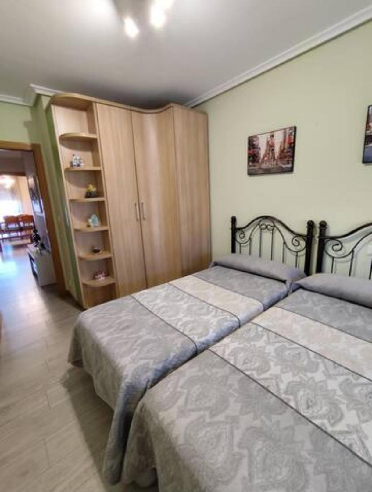 Apartamento De Tres Dormitorios Con Garaje Y Todos Los Servicios Cerca Burgos Luaran gambar